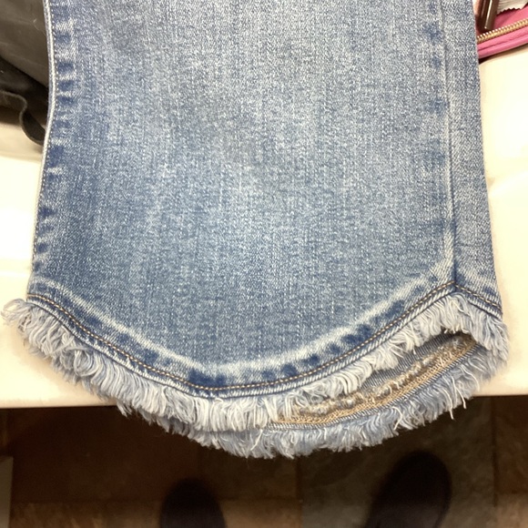 Susan Graver Cropped straight leg jeans medium blue Size 12 frayed rounded hem - Picture 2 of 8